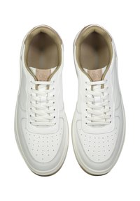 Sneaker bianchi in pelle con punta rotonda, dettagli perforati, lacci piatti e accenti beige chiaro sul tallone e rivestimento interno.