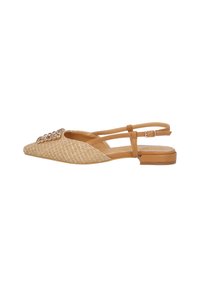 Scarpa slingback piatta in tessuto beige intrecciato con decorazione di strass, cinturino alla caviglia regolabile e tacco quadrato basso.