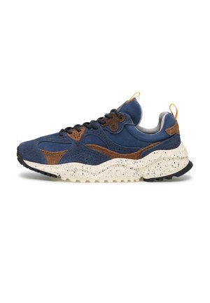 Sneaker in camoscio blu navy e marrone con lacci neri, suola bianca spessa macchiata e linguette arancioni su lingua e tallone.