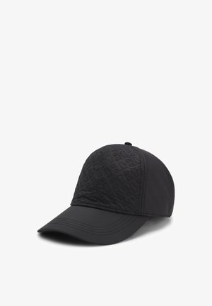 Gorra de béisbol negra con patrón geométrico texturizado en los paneles frontales y tela lisa en los laterales y la parte trasera.