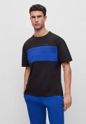 T-shirt noir à manches courtes avec une rayure horizontale bleue et des détails en ligne texturée. Il a un col rond et un petit logo bleu.