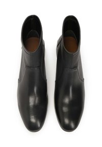 Botas de cuero negras hasta el tobillo con una textura suave, punta afilada y paneles laterales elásticos para poner y quitar fácilmente. Sin herrajes ni patrones visibles.