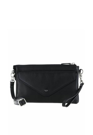 Schwarze Leder-Umhängetasche mit vorderer Umschlagtasche, silberner Ausstattung, verstellbarem Riemen und Handgelenksriemen auf weißem Hintergrund.