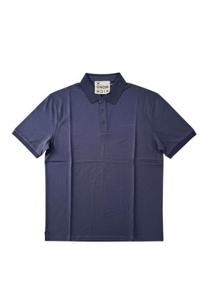 Polo blu scuro a maniche corte con tre bottoni e colletto piegato, stesa in piano con etichetta visibile all'interno del colletto.