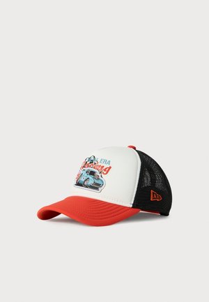 Weißer und roter Baseballcap mit schwarzem Netzrücken, mit einem Grafik eines Rennwagens und dem Text "New Era Racing" auf dem vorderen Panel.