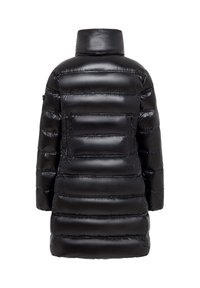 Zwarte pufferjack met een hoge hals, glanzende afwerking, horizontaal gestikte patroon en een voorkenn pocket aan de linkerkant.