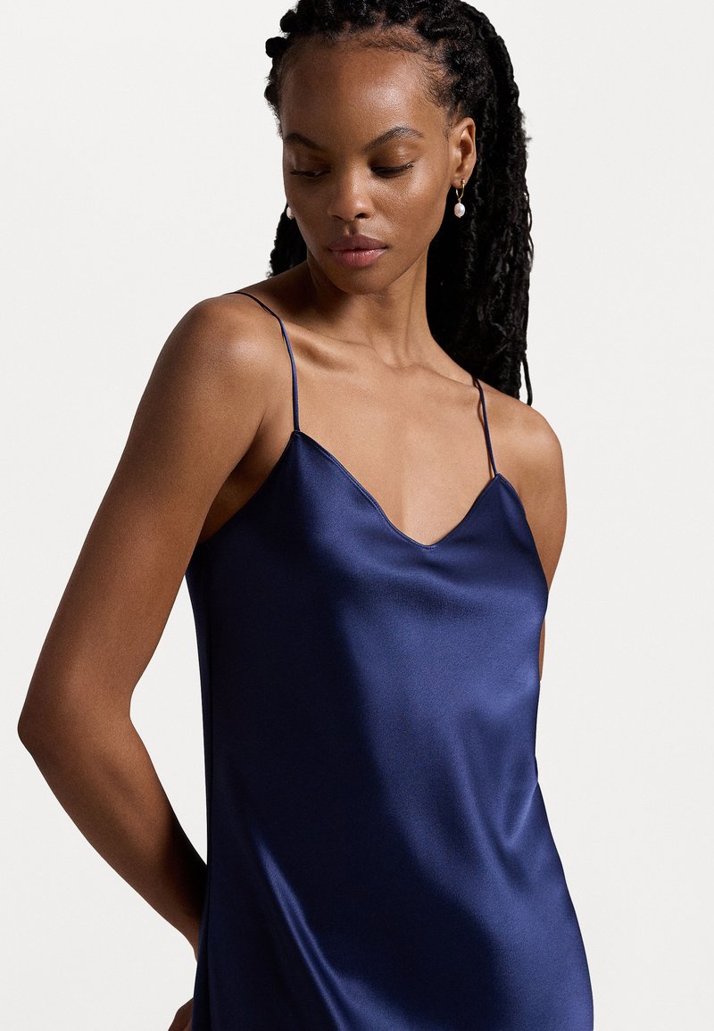 Camisole Satin Rouge Avec Dentelle - Taille 10 - Ensemble Complet Avec Bas Et Robe Longue - Neuf Sans étiquettes