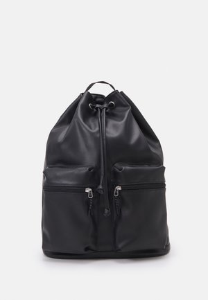Zaino nero in pelle sintetica con coulisse, due tasche frontali con zip e manico superiore per il trasporto, su uno sfondo chiaro uniforme.