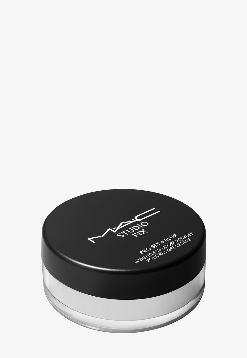 Pot rond de poudre libre légère MAC Studio Fix Pro Set + Blur avec couvercle noir et base transparente sur fond blanc.