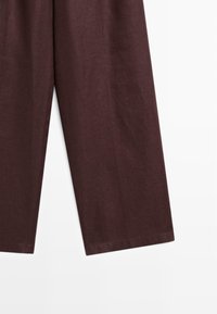 Pantalon marron à jambes droites avec une texture lisse, présenté de la mi-cuisse à l'ourlet sur un fond blanc.