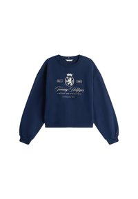 Granatowy sweter z długimi, luźnymi rękawami, ściągaczami przy mankietach i okrągłym dekoltem. Na przodzie znajduje się biały logo z wzorem korony i lwa.