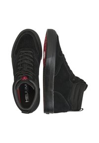 Baskets montantes noires de skate avec des accents de semelle rouge, des lacets visibles, un col de cheville rembourré et un marquage "Helium Element Insoles" à l'intérieur.