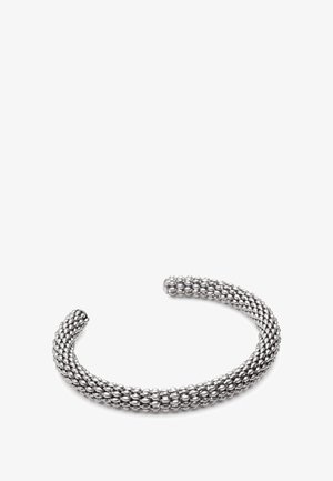 Bracelet manchette ton argent composé de perles métalliques entrelacées ; présente un design lisse et arrondi avec une finition polie.