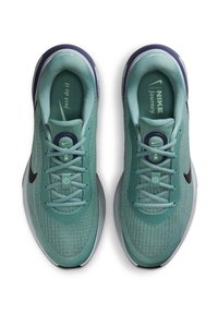 Buty biegowe Nike w jasnoniebieskiej siateczce z czarnym logo Swoosh. Posiadają okrągłe sznurowadła i okrągły system sznurowania. Biała podeszwa środkowa, ciemnoniebieskie akcenty.
