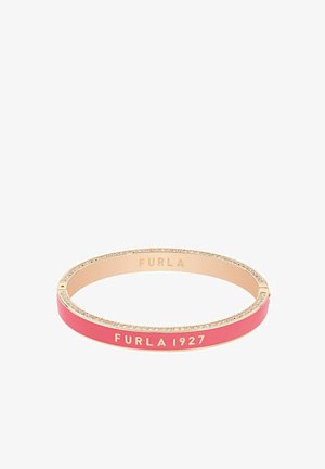 Bracelet rigide en ton or avec bande en émail rose, cristaux incrustés sur les bords et inscription "FURLA 1927" gravée en lettres dorées.