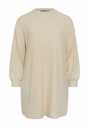 Beige geribbelde jurk met een hoge ronde hals en lange pofmouwen. Zachte textuur, knielange snit en subtiele verticale patroon details.