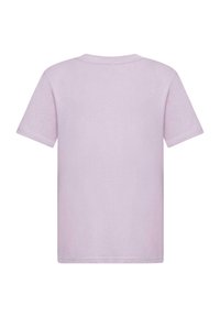 Tričko s krátkým rukávem v světle levandulové barvě, vyrobené z hladkého materiálu, s klasickým kulatým výstřihem a jednoduchým zadním dílem bez grafiky nebo zdobení.