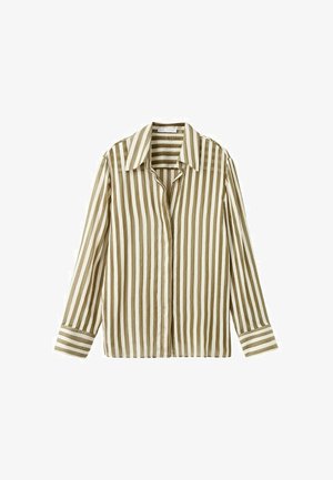 Camicia a maniche lunghe con bottoni, a righe verticali olive e bianche, con colletto appuntito su sfondo bianco.