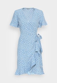 Robe portefeuille bleue à fleurs avec des manches courtes, un ourlet à volants et une fermeture à nouer. Présente de petits motifs de fleurs blanches sur un fond bleu clair.