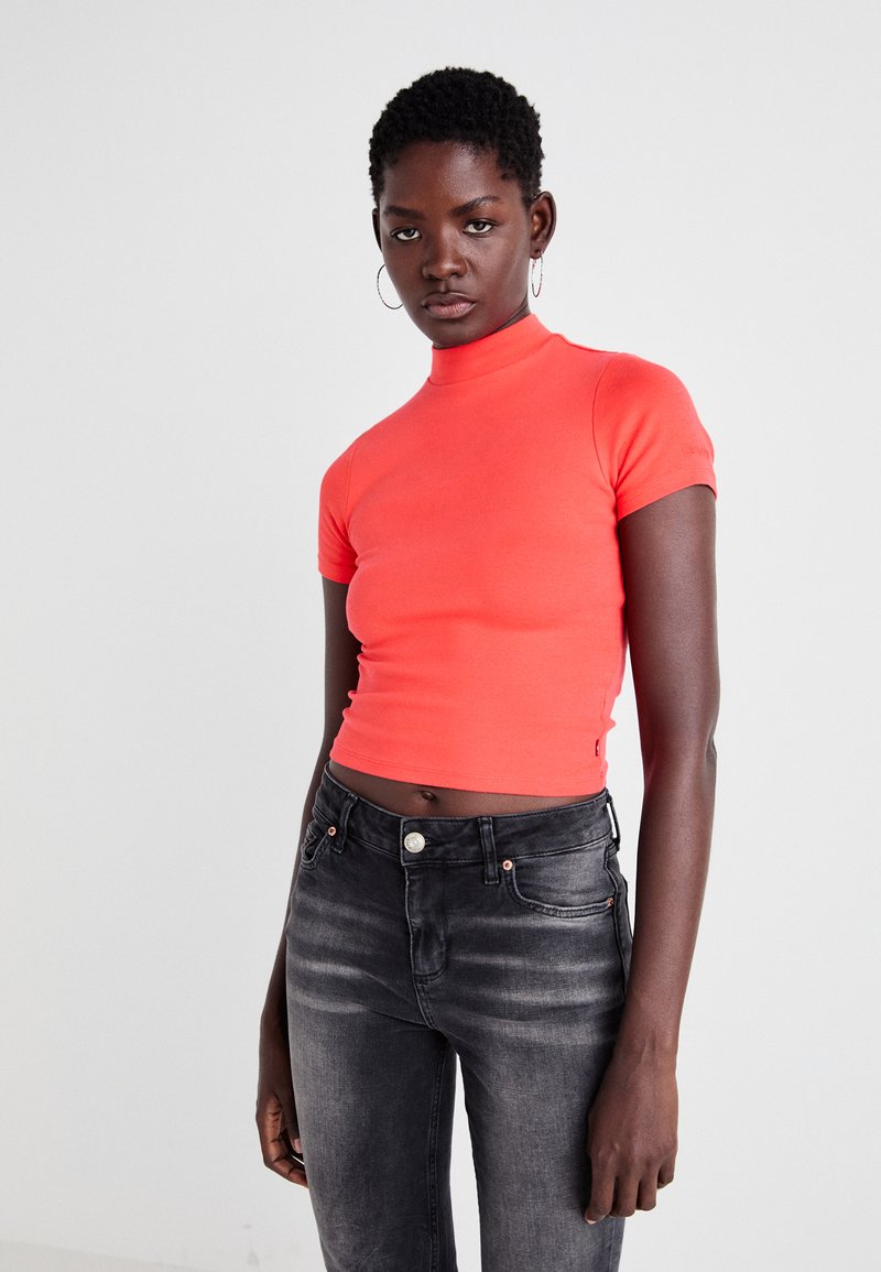 Levi's® EFFORTLESS TEE - Navadna majica - poppy red