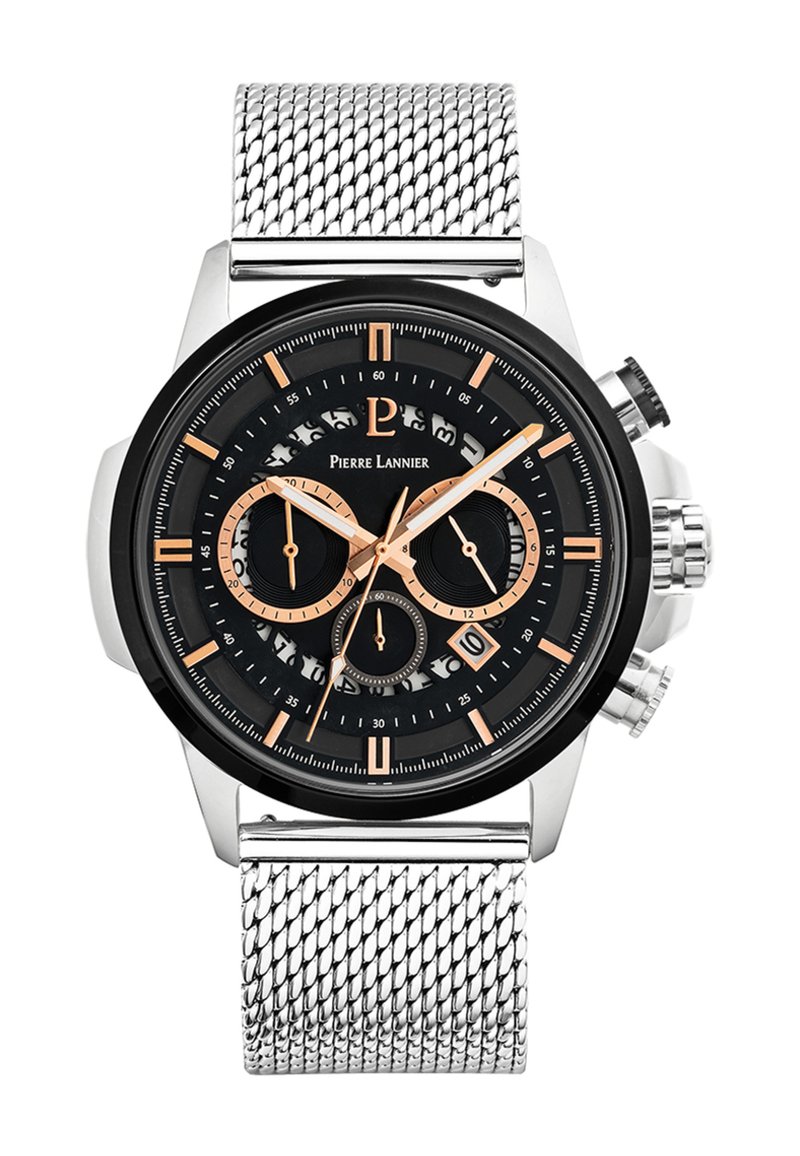 Svart chronograph-klocka med band av silverfärgad rostfritt stål-mesh, orange detaljer och en svart urtavla med tre sub-dialer och datumvisning.