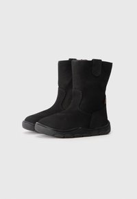Schwarze Stiefeletten aus Wildleder mit einer glatten Textur, einer abgerundeten Zehe und einer Gummisohle. Mit Seitenreißverschluss und genähten Akzenten.