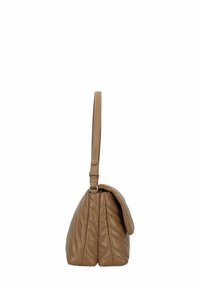 Sac à main matelassé couleur camel avec une seule bandoulière réglable, une texture douce, une forme arrondie et une fermeture à bouton-pression avec des détails de couture élégants.