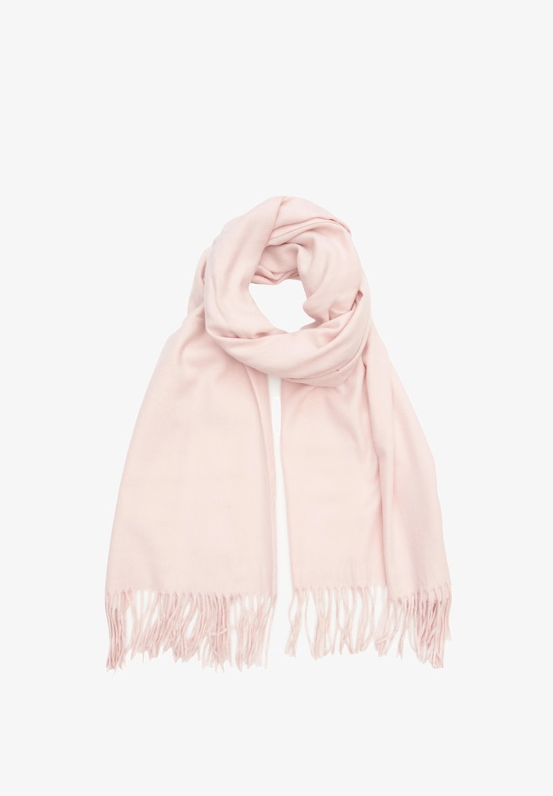Svetle růžový šátek vyrobený z měkkého materiálu, s hladkým povrchem a třásněmi na okrajích, uspořádaný volně v okruhu.