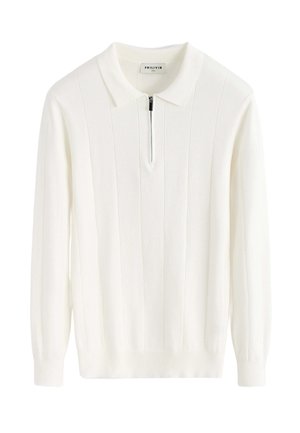 Pull en tricot blanc avec col et fermeture éclair mi-hauteur à l'avant. Présente un design côtelé vertical et des manches longues avec des poignets ajustés.