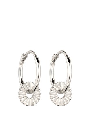 Boucles d'oreilles créoles en argent avec pendentifs circulaires striés suspendus à chaque créole, présentées sur fond blanc.