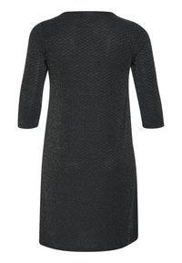 Robe noire à manches trois quarts, avec un tissu texturé qui scintille de subtils accents dorés, encolure ronde et coupe au niveau du genou.