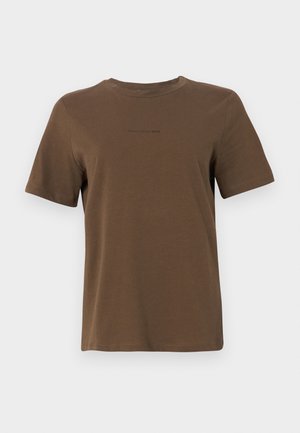 Ruda trumpa rankovė t-marškiniai, pagaminti iš minkštos medvilnės, su apykakle ir mažu juodu logotipu ant krūtinės.