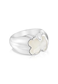 Srebrny pierścionek z gładką, zaokrągloną obrączką oraz białym akcentem w kształcie chmurki o błyszczącym wykończeniu i czarnym obramowaniu.