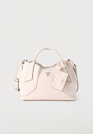 Bolso estructurado color crema con dos asas, una correa de hombro desmontable y una etiqueta de marca a juego colgada de un anillo dorado.