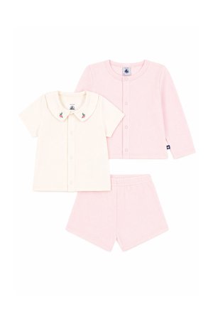 Top crema de manga corta con cuello bordado, cárdigan rosa de manga larga con botones y shorts rosas a juego con cintura elástica para niños.