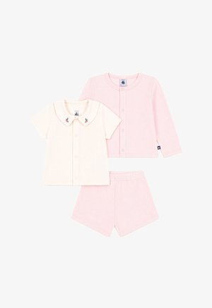 Top crema a maniche corte con colletto ricamato, cardigan rosa con bottoni a maniche lunghe e pantaloncini rosa abbinati con vita elastica per bambini.