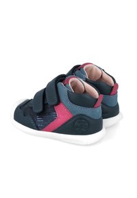 Zapatillas para niños pequeñas en azul y rosa con una malla texturizada, acentos de cuero, correas ajustables de velcro y suelas de goma blanca.