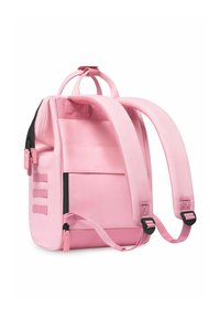 Sac à dos rose au design structuré, avec des bretelles ajustables, une poche zippée à l'avant et trois bandes horizontales en sangle.