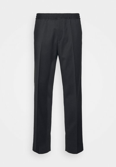 Črne hlače z udobnim krojem, ki vključujejo elastični pas, ravne noge in mehko, gladko teksturo tkanine.