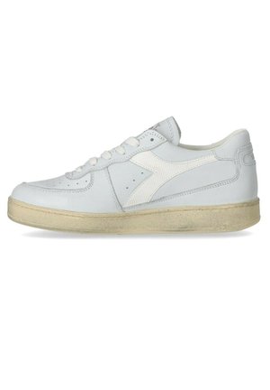 Sneaker bianca in pelle con un accento bianco texturizzato, lacci piatti e una suola in gomma beige consumata. Presenta perforazioni e cuciture minime.