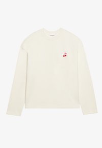 Maglia a maniche lunghe crema con ricamo di piccole ciliegie rosse e foglia rosa sul lato sinistro del petto, sfondo semplice.