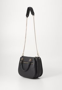 Sac à main noir en matériau texturé, doté d'une anse supérieure, d'une bandoulière en chaîne et d'une poche zippée à l'avant avec des accents en métal doré.