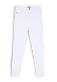 Białe dżinsy o slim fit, średnim stanie, z kieszeniami z przodu i zapięciem na guzik. Gładka tekstura z minimalnymi detalami szwów.