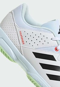 adidas Performance COURT STABIL - Chaussures de volley - cloud white   core black   semi green spark