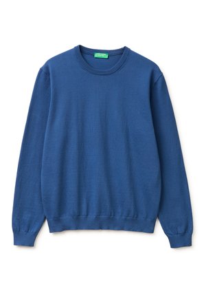 Blauer Pullover mit Rundhalsausschnitt und langen Ärmeln, mit gerippten Bündchen und Saum, flach liegend präsentiert, mit einem grünen Kleidungsetikett im Nackeninnenteil.