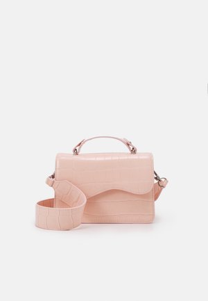 Sac à main rose en simili-croco, en matériau brillant, avec une forme structurée, une poignée supérieure et une bandoulière amovible.