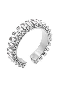 Anello in argento con gemme rettangolari trasparenti incastonate in un motivo geometrico attorno alla banda, con un interno liscio e lucido e design aperto.