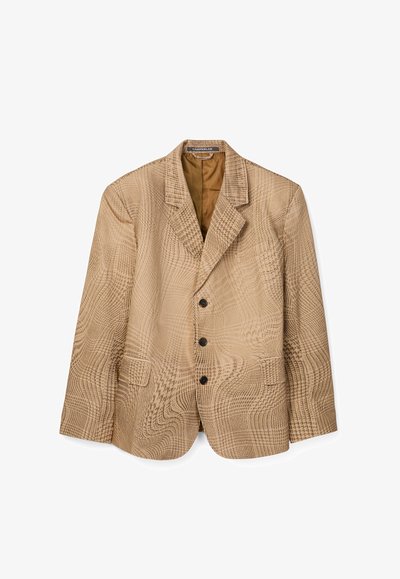 Blazer beige à carreaux avec col cranté, trois boutons noirs, deux poches à rabat à l'avant, et une doublure intérieure marron.