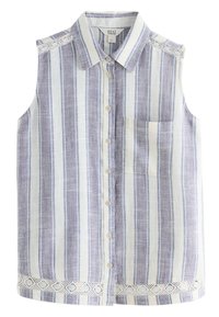 Chemise sans manches à rayures verticales bleu clair et blanches, avec des accents en dentelle sur les épaules et une bordure inférieure, accompagnée d'une poche avant.