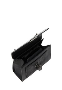 Sort læderpung med krokodillepræg på forsiden, sølvhardware og flere rum. Åbnet udsigt viser organiserede sektioner og lynlåse.